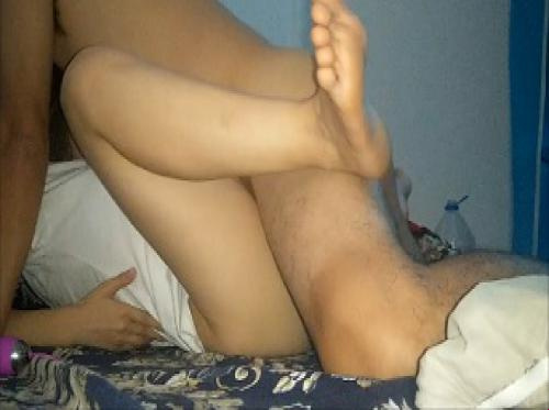 En cuarentena en un dormitorio con mi amante estudiante