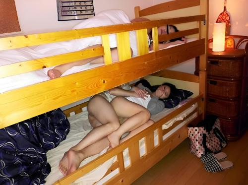 Cogiendome a la hermana de mi amante mientras duerme...