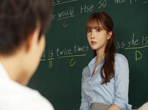 선생님은 우연히 학생 미카미 유아와 사랑에 빠진다